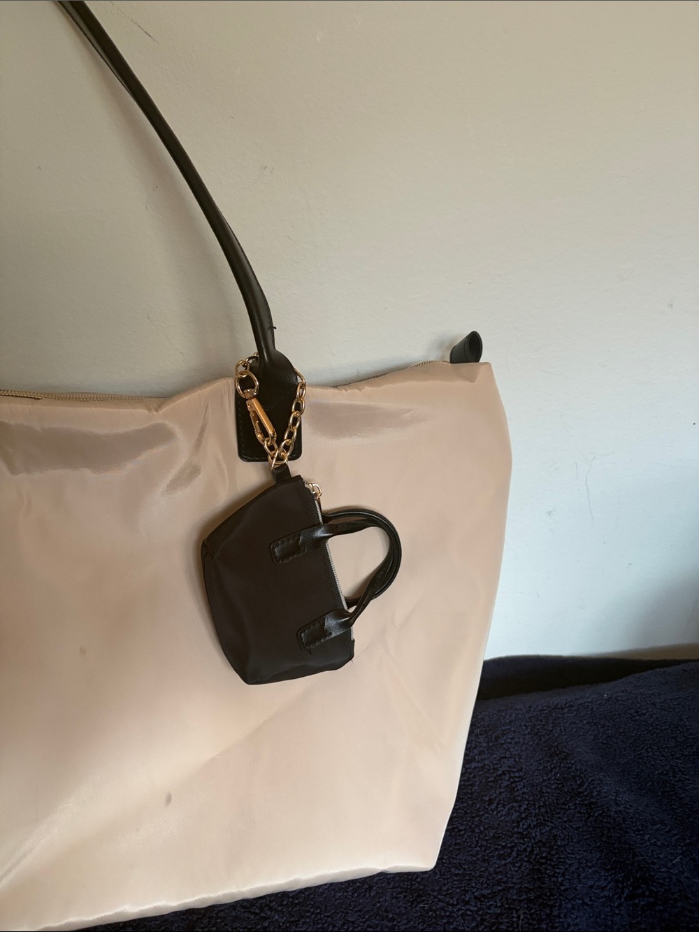 Beige and Black Women's Tote Bag with Gold Accent
Used 2x’s. Too big